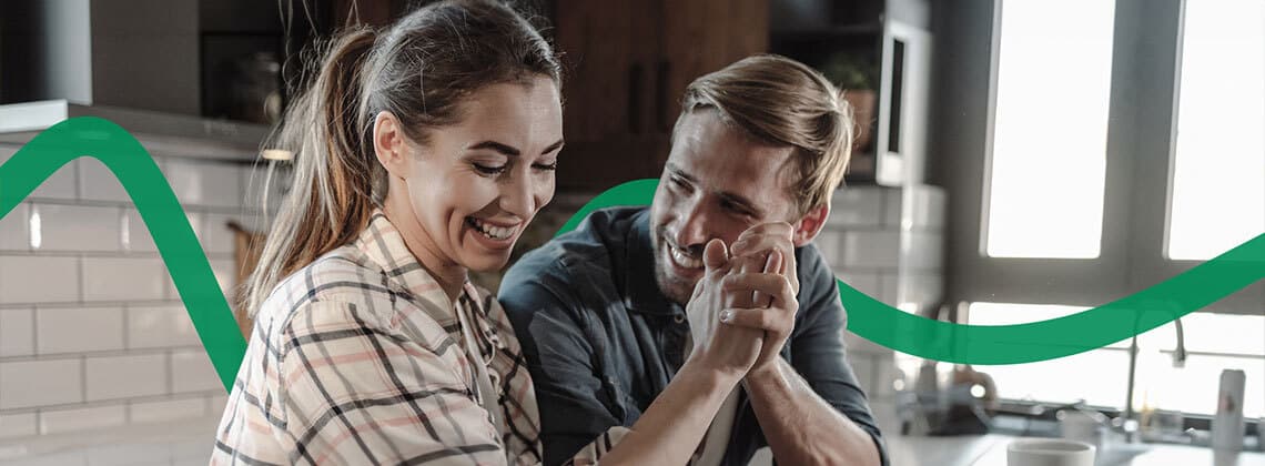 Glückliches Familienpaar, das sich gegenseitig High-Five gibt.